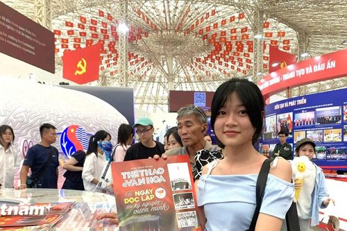 Du khách xếp hàng dài nhận ấn phẩm đặc biệt của Thông tấn xã Việt Nam