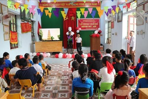 Vang tiếng trống khai trường nơi lũ đi qua