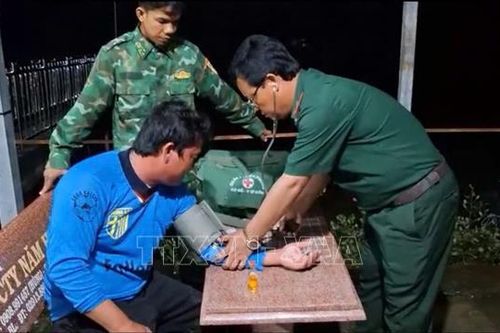 Đưa 4 thuyền viên gặp nạn trên biển vào đất liền an toàn