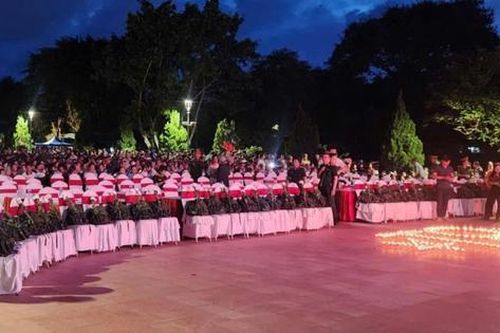 'Mưa đỏ' cùng 81 ngọn nến ký ức thắp sáng Thành cổ Quảng Trị