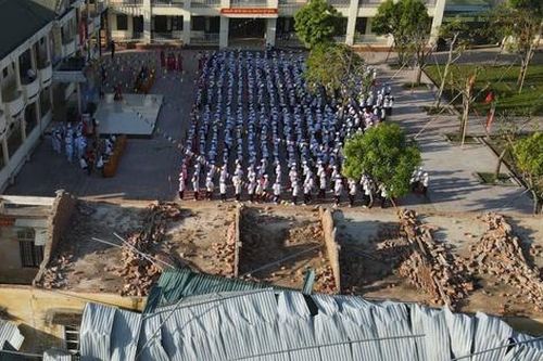 Gác lại ngổn ngang sau bão, hàng nghìn học sinh Hà Tĩnh bước vào năm học mới