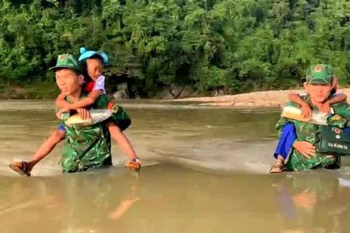 Lính biên phòng cõng học sinh vượt suối đến trường trong ngày khai giảng