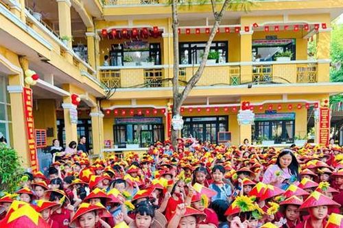 Giám đốc Sở VH&TT Huế xúc động trước hình ảnh học sinh đội nón lá in hình cờ đỏ sao vàng tại lễ khai giảng