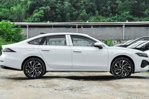 Xe sedan hạng C dùng động cơ tăng áp, giá gần 450 triệu đồng