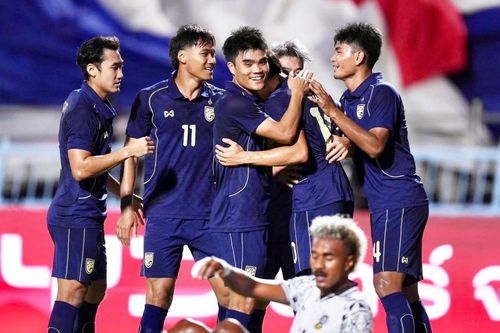 CĐV Thái Lan nhớ HLV Polking khi đội nhà chỉ thắng 3-0
