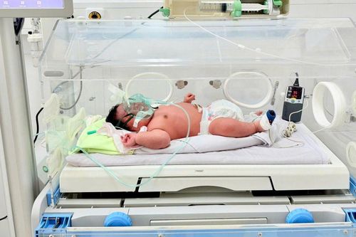 Bé trai nặng 6,2kg chào đời