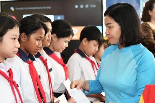 Chủ tịch Hội LHPNVN Nguyễn Thị Tuyến dự khai giảng và tặng quà trẻ em có hoàn cảnh khó khăn ở Lâm Đồng