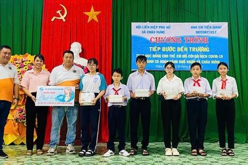 Các cấp Hội LHPN Vĩnh Long tặng học bổng, đồng phục cho học sinh dịp khai giảng