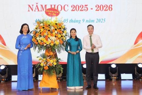 Phó Chủ tịch Hội LHPNVN Nguyễn Thị Minh Hương dự khai giảng năm học mới tại Học viện Phụ nữ Việt Nam