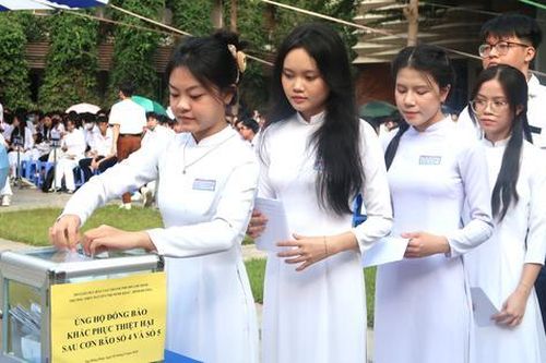 Học sinh TPHCM sẻ chia cùng đồng bào vùng lũ trong lễ khai giảng