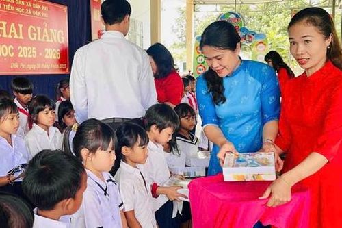 Phụ nữ Quảng Ngãi đồng hành cùng học sinh trong ngày khai giảng năm học mới