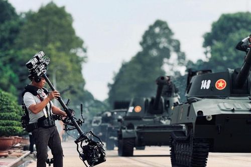 Bật mí 'thù lao' của steadicam Lê Bảo Hân - người đứng sau những góc máy 'out trình' trong lễ diễu binh, diễu hành A80