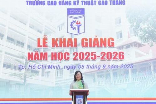 Thứ trưởng Phan Thị Thắng dự lễ khai giảng tại Trường Cao đẳng Kỹ thuật Cao Thắng