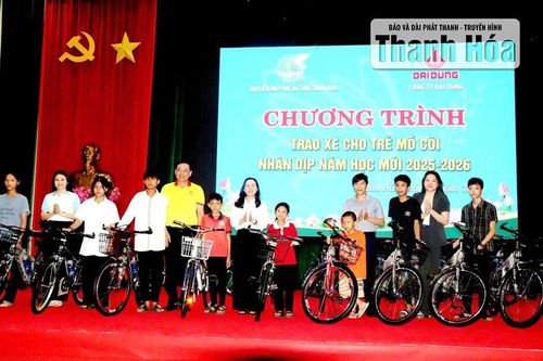 Trao tặng hơn 1.900 suất quà và 246 xe đạp cho trẻ mồ côi dịp đầu năm học