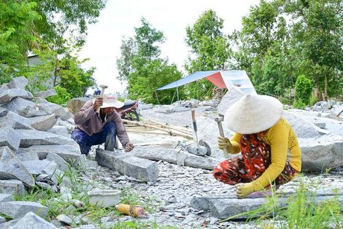 Nhọc nhằn đời phụ nữ chẻ đá