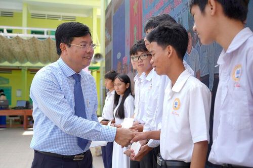 An Giang tưng bừng khai giảng năm học mới