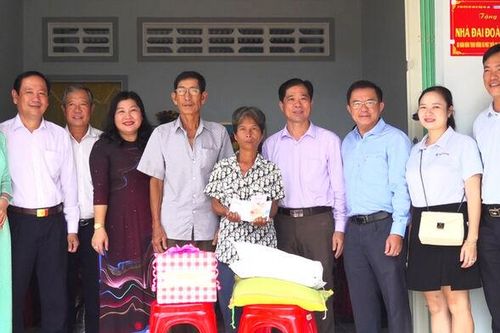 Thoại Sơn bàn giao nhà Đại đoàn kết