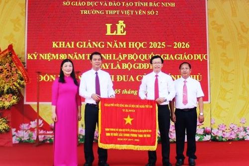 Phó Chủ tịch UBND tỉnh Lê Xuân Lợi dự lễ khai giảng tại Trường Trung học phổ thông Việt Yên số 2