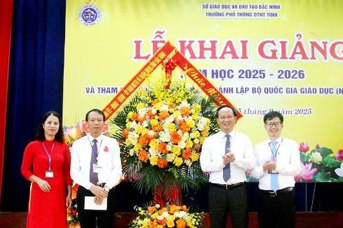 Trưởng Đoàn Đại biểu Quốc hội tỉnh Phạm Văn Thịnh dự lễ khai giảng tại Trường Phổ thông dân tộc nội trú tỉnh Bắc Ninh