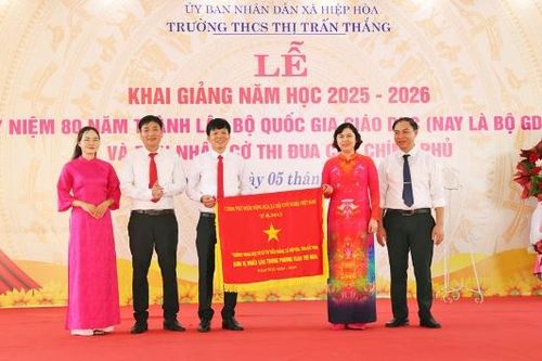 Phó Chủ tịch Thường trực HĐND tỉnh Trần Thị Hằng dự lễ khai giảng tại Trường Trung học cơ sở thị trấn Thắng