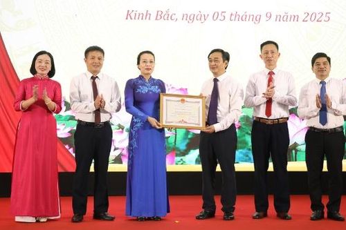 Phó Bí thư Thường trực Tỉnh ủy Nguyễn Thị Hương dự khai giảng tại Trường Trung học phổ thông Chuyên Bắc Ninh