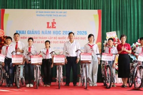 Agribank Chi nhánh Sơn Động tặng 30 chiếc xe đạp cho học sinh nghèo