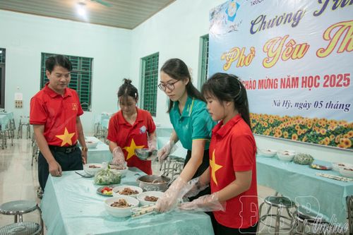 Phở yêu thương ấm lòng học trò vùng cao