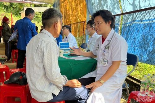 Cấp phát thuốc miễn phí cho 400 người dân xã Na Son