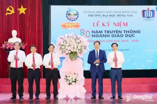 Bí thư Tỉnh ủy Vũ Hồng Văn dự và chúc mừng khai giảng tại Trường đại học Đồng Nai