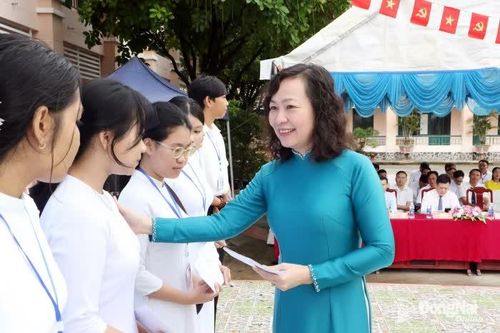 Phó Bí thư Tỉnh ủy, Chủ tịch Ủy ban MTTQ Việt Nam tỉnh Đồng Nai Huỳnh Thị Hằng dự khai giảng tại Trường THPT Thanh Hòa