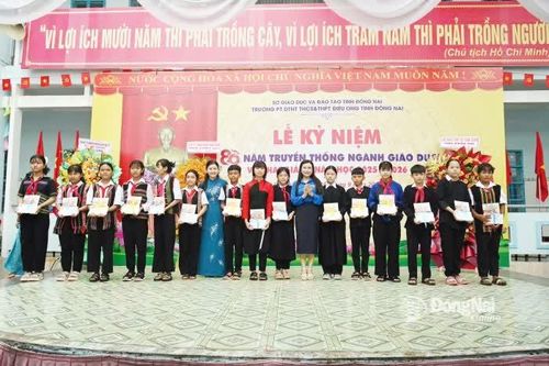Ủy viên dự khuyết Trung ương Đảng, Phó Bí thư Thường trực Tỉnh ủy, Chủ tịch HĐND tỉnh Tôn Ngọc Hạnh dự khai giảng Trường phổ thông Dân tộc nội trú THCS-THPT Điểu Ong