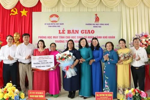 Phó Bí thư Tỉnh ủy, Chủ tịch Ủy ban MTTQ Việt Nam tỉnh Huỳnh Thị Hằng dự lễ bàn giao phòng máy vi tính cho 2 trường học biên giới