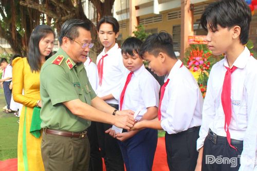 Giám đốc Công an tỉnh Đồng Tháp Lâm Phước Nguyên dự Lễ khai giảng tại Trường THCS Tân Hội Đông