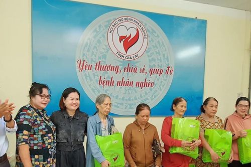 Trao tặng 50 suất quà cho các hộ khó khăn ở Quy Nhơn