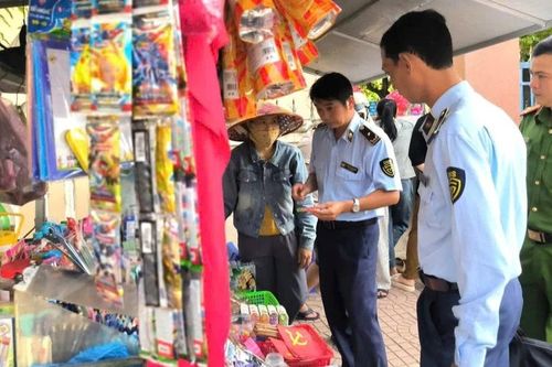 Ra quân giám sát hoạt động kinh doanh xung quanh khu vực trường học