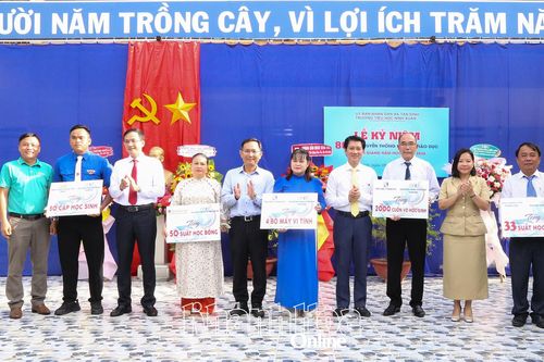 Báo và Phát thanh, Truyền hình Khánh Hòa cùng các đơn vị đồng hành tặng 'Góc thư viện số', học bổng cho học sinh Trường Tiểu học Ninh Xuân