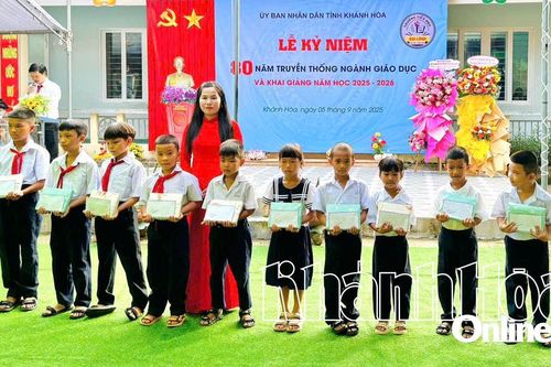 Hội Liên hiệp Phụ nữ xã Đại Lãnh tặng 13 suất quà cho học sinh khó khăn, mồ côi
