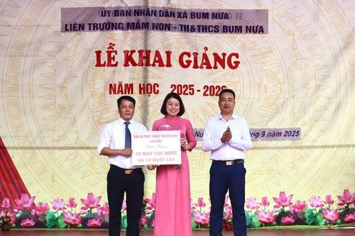 Tặng quà Trường Tiểu học và Trung học cơ sở Bum Nưa