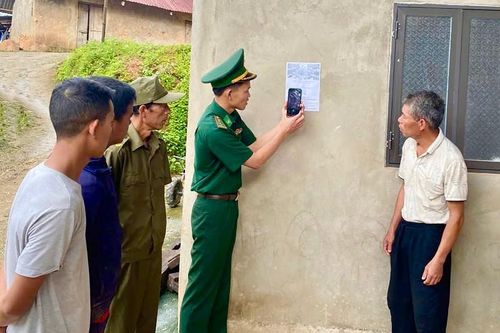Phong trào 'Bình dân học vụ số' ở Đồn Biên phòng Ka Lăng