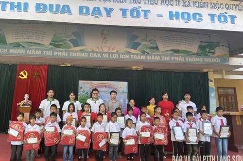 Tập đoàn Dương Linh trao 190 suất quà cho học sinh nhân dịp năm học mới