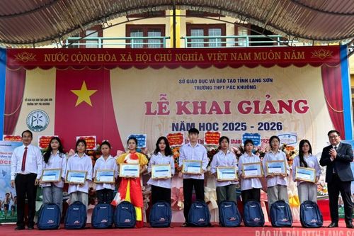 Sacombank Lạng Sơn tặng 25 suất học bổng 'Ươm mầm cho những ước mơ'