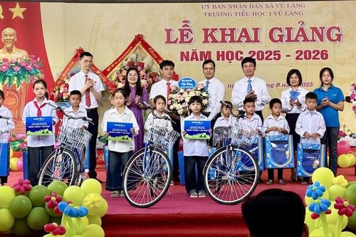 Trao tặng 16 xe đạp cho học sinh nghèo hiếu học