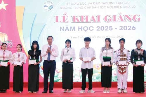 Phó Bí thư Thường trực Tỉnh ủy Hoàng Giang dự khai giảng tại Trường Trung cấp Dân tộc Nội trú Nghĩa Lộ