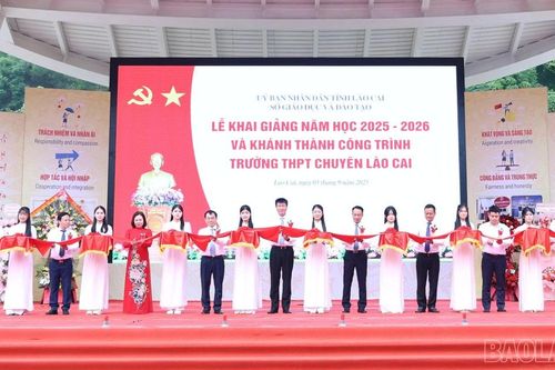 Chủ tịch UBND tỉnh Trần Huy Tuấn dự khai giảng năm học mới và khánh thành công trình Trường THPT Chuyên Lào Cai