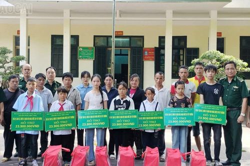 Trao quà và học bổng cho học sinh Lào Cai nhân dịp năm học mới