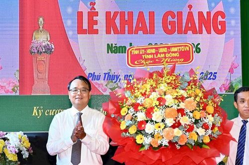 Phó Bí thư Tỉnh ủy Đặng Hồng Sỹ dự Lễ khai giảng tại Trường THPT Chuyên Trần Hưng Đạo