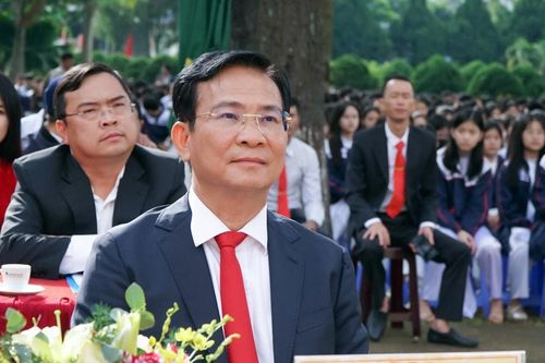 Chủ tịch UBND tỉnh Lâm Đồng Hồ Văn Mười dự khai giảng tại Trường THPT Đức Trọng