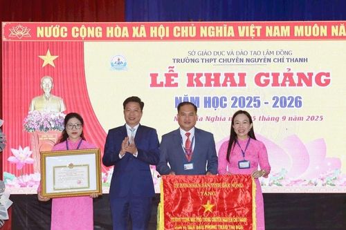Phó Bí thư Tỉnh ủy Lưu Văn Trung dự khai giảng tại Trường THPT Chuyên Nguyễn Chí Thanh