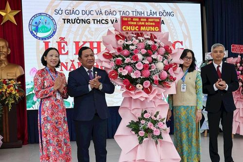 Phó Chủ tịch HĐND tỉnh Lâm Đồng K' Mák dự khai giảng tại Trường THCS - THPT Đống Đa