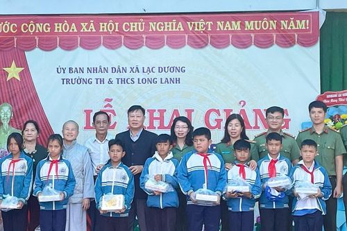 Tặng hơn 4.000 dụng cụ học tập và máy lọc nước cho học sinh vùng xa